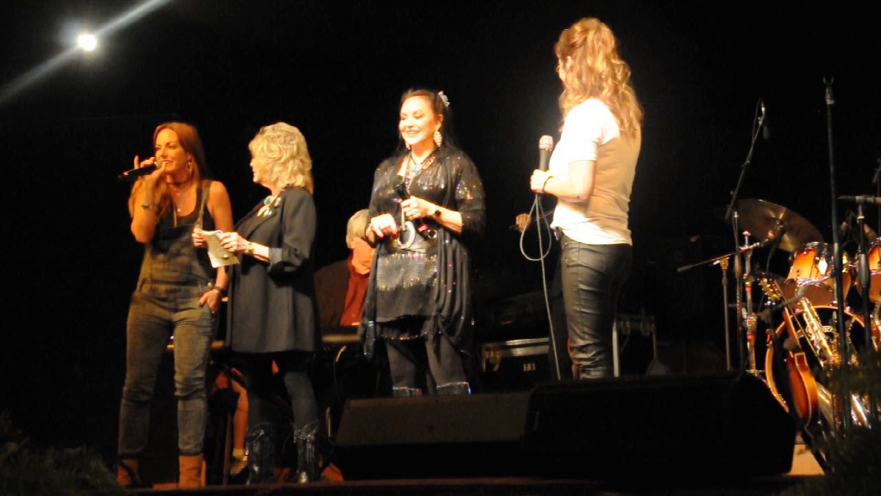 Chrystal Gayle calls the family out to sing Coal Miners Daughter, 9-2-2017