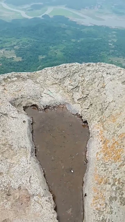 Tapak kaki Raksasa di puncak Gunung Bongkok #shortvideo #shorts #videomisteri #gunungbongkok