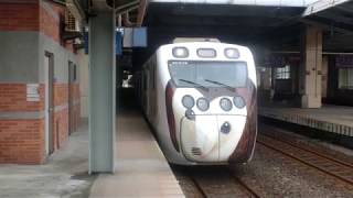 台鐵1172次EMU800型[里山動物]彩繪區間車離站(七堵)