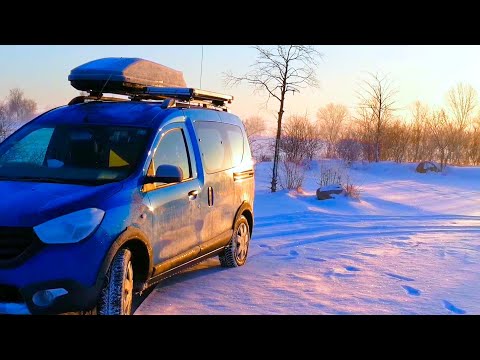 Leben im Auto im Winter., Morgenroutine, Wohnen im Camper