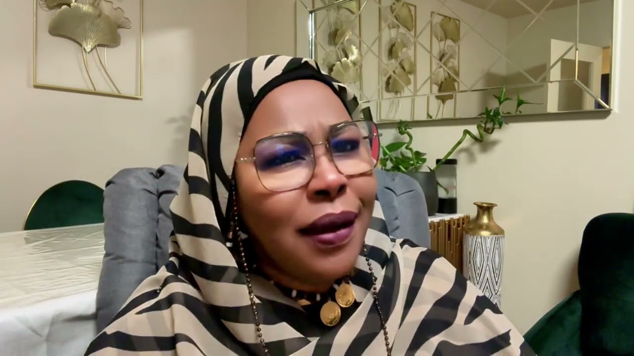 حست بركبه في بطنها وهي في السرير