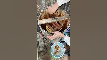 Traditional honey bucket hand-operated honey separation process