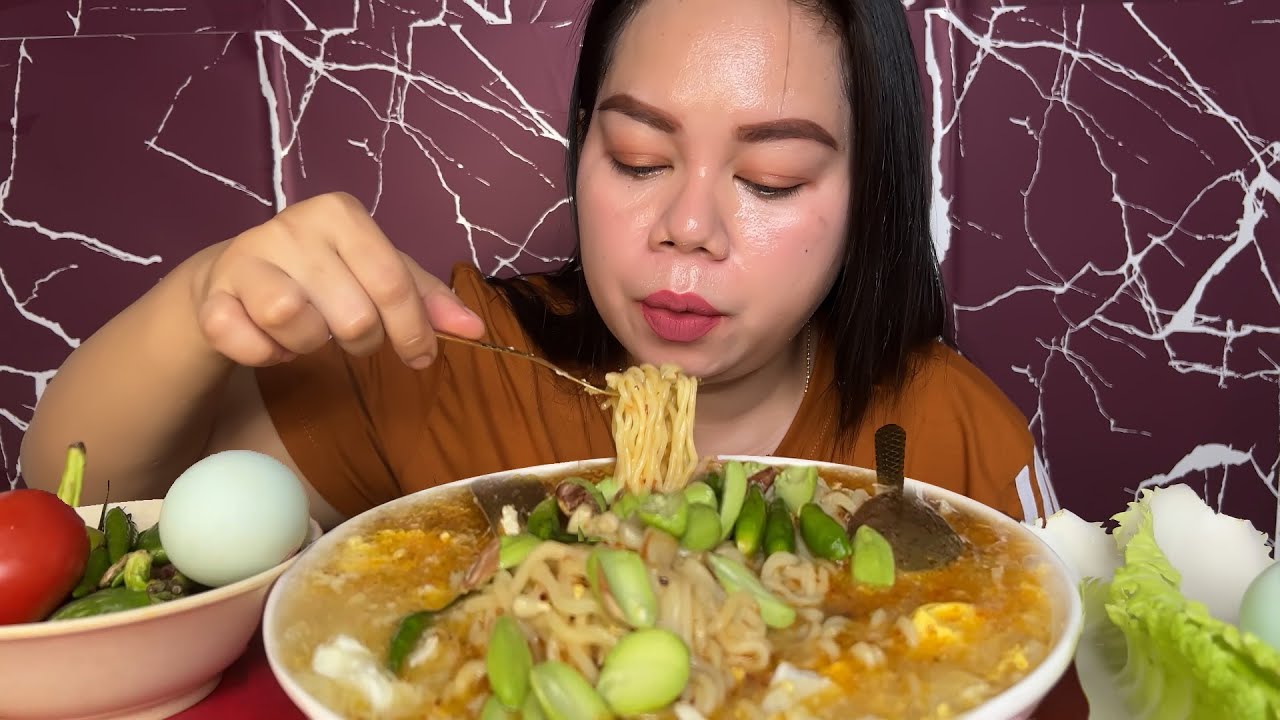 Indomie kuah dua rasa pake telur lalaban toping pete cabe rawit MUKBANG