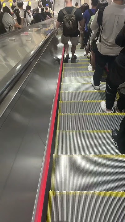 Re: [問卦] 捷運手扶梯，喊借過要讓嗎？