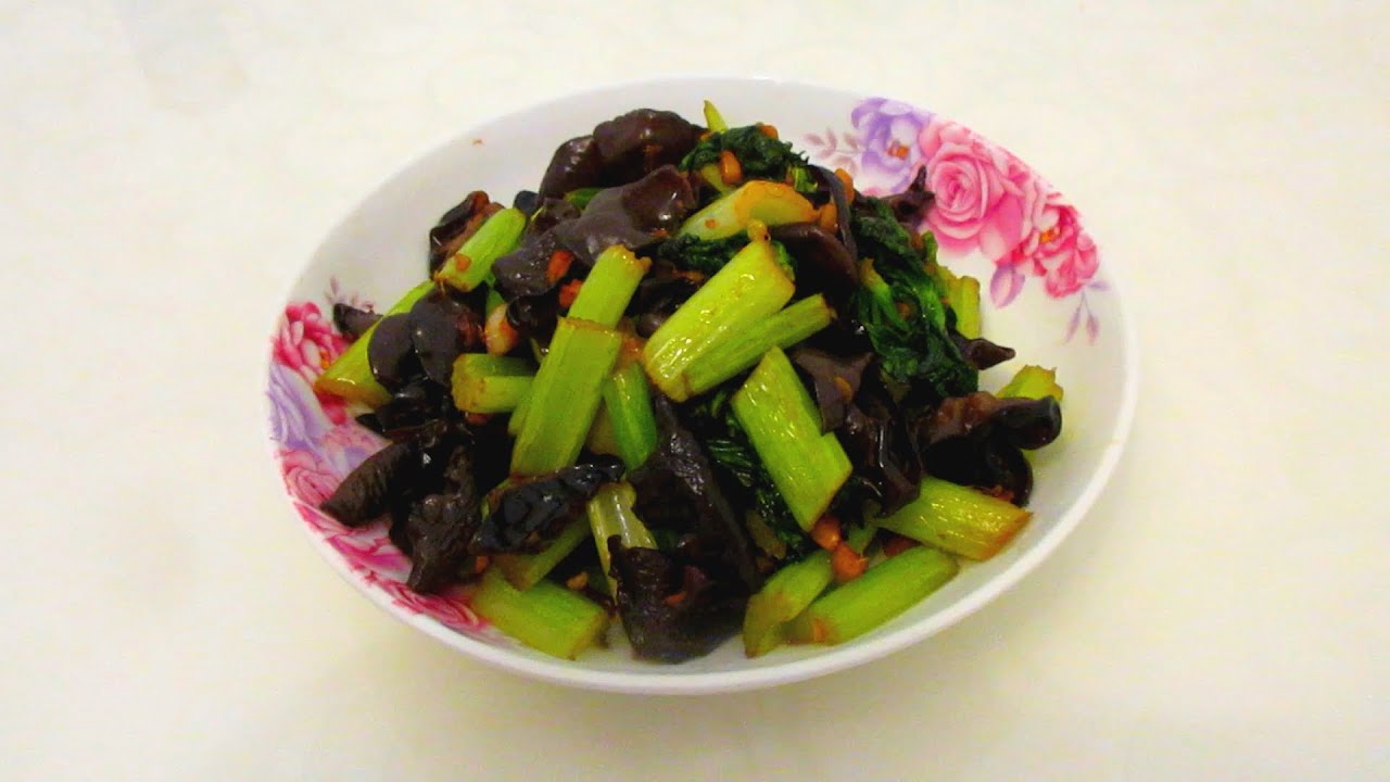 芹菜炒木耳 - Fried celery and wood ear fungus - Chinese cooking videos | Aaron Sawich