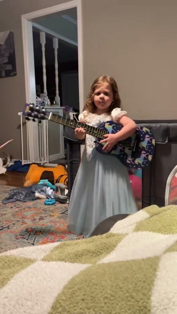 Mini Swiftie || ViralHog