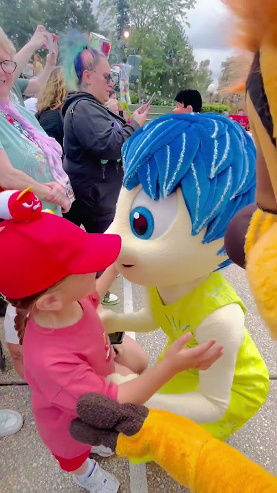 Bringing Joy to Anger 💕#disney #dlp #disneyland #disneylandparis #insideout #joy #anger #shorts