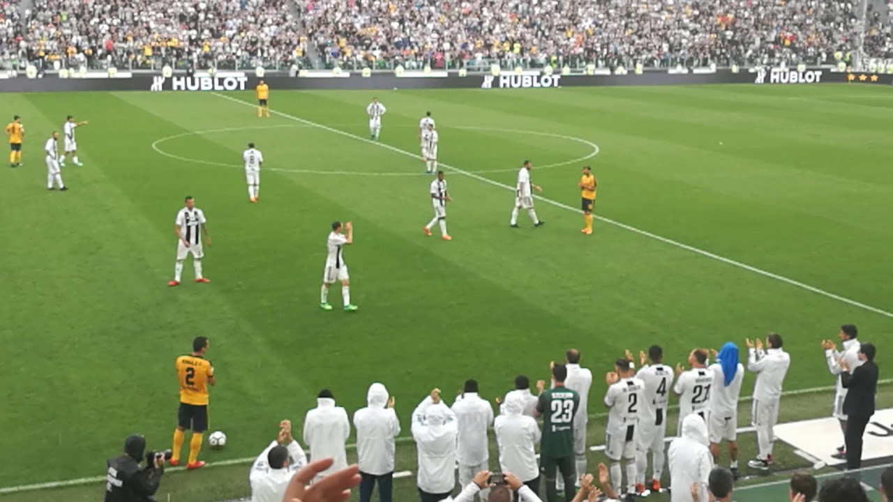 Juventus-Verona: il saluto dello Stadium a Stephan Lichtsteiner