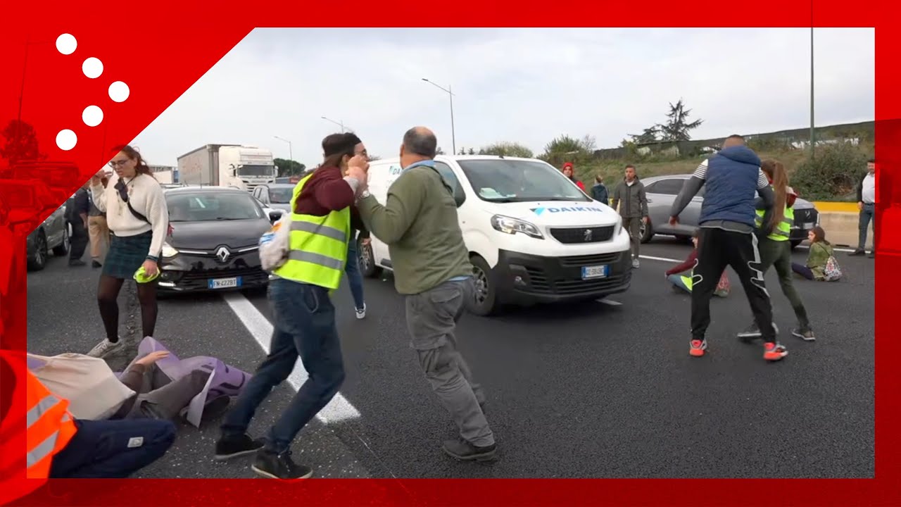 Roma, attivisti clima bloccano GRA, romani infuriati tentano rimozione: 