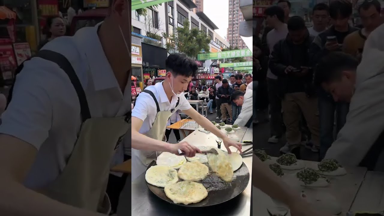 帥哥的葱油饼摊，午后准时在老地方飘香！5元一个，热乎又管饱，是多少吃货心照不宣的美食。#路边摊美味