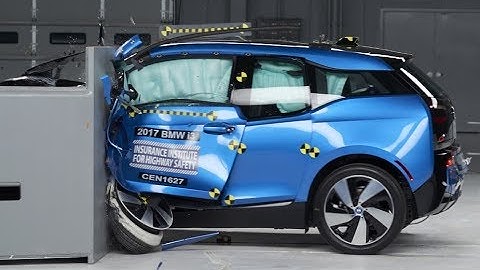 2017 BMW i3 driver-side small overlap crash test (extended footage)