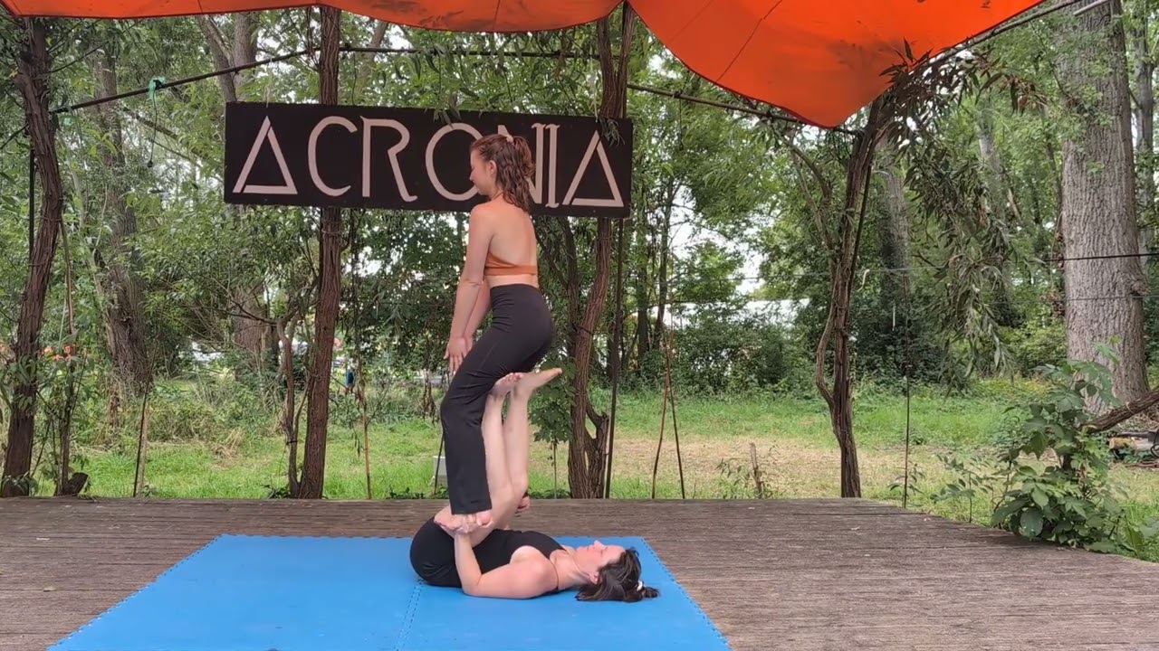 Acronia 2025: Acroyoga mit Alicia & Caro | Carolin & Alicia