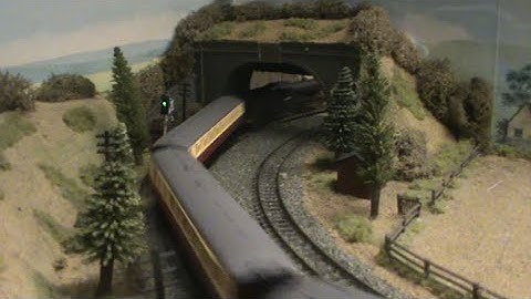 N Gauge Review 12 - Multiple Aspect Colour Light Signal and automatic operation.