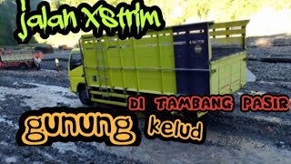 Exstrim jalan di tambang pasir gunung kelud