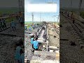 120トンをミリメートル単位の精度で移動させる「団結は力なり」鉄道運行：数百人の作業員が巨大な鉄道線路を移動させる様子は、不思議と満足感がある