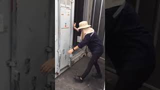 วธประตตคอนเทนเนอรแบบกลอนสวนกน