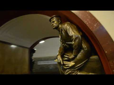 Video: Teatralnaya Metro Istasyonundan Devrim Meydanı Istasyonuna Nasıl Gidilir