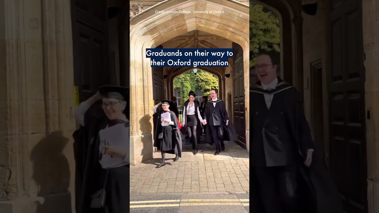 Graduands on their way to their Oxford graduation ?