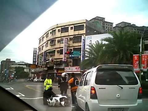 保安街地下口車禍20120229上午0726.AVI