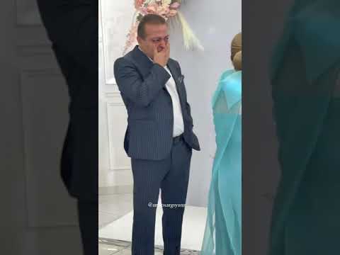 الأب هو من بكى عند زواج ابنته وليست الام