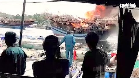 Tàu câu mực chuẩn bị ra khơi thì bùng cháy dữ dội