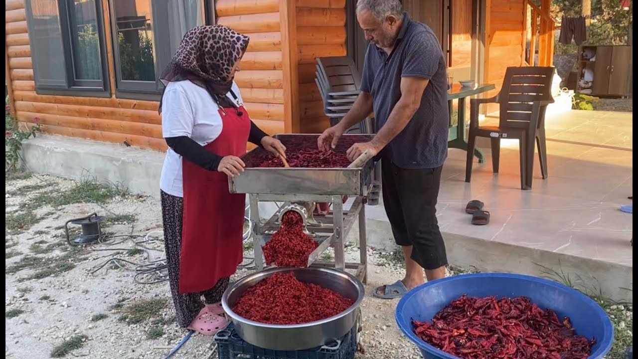 HATAY YEMEKLERİNİ LEZZETLENDİREN ÇEKİRDEKSİZ BİBER SALÇASI YAPTIK