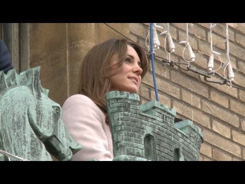 Vídeo: A Grávida Kate Middleton Arranjou Um Baile Na Estação Ferroviária E Mostrou Uma Barriga Arredondada