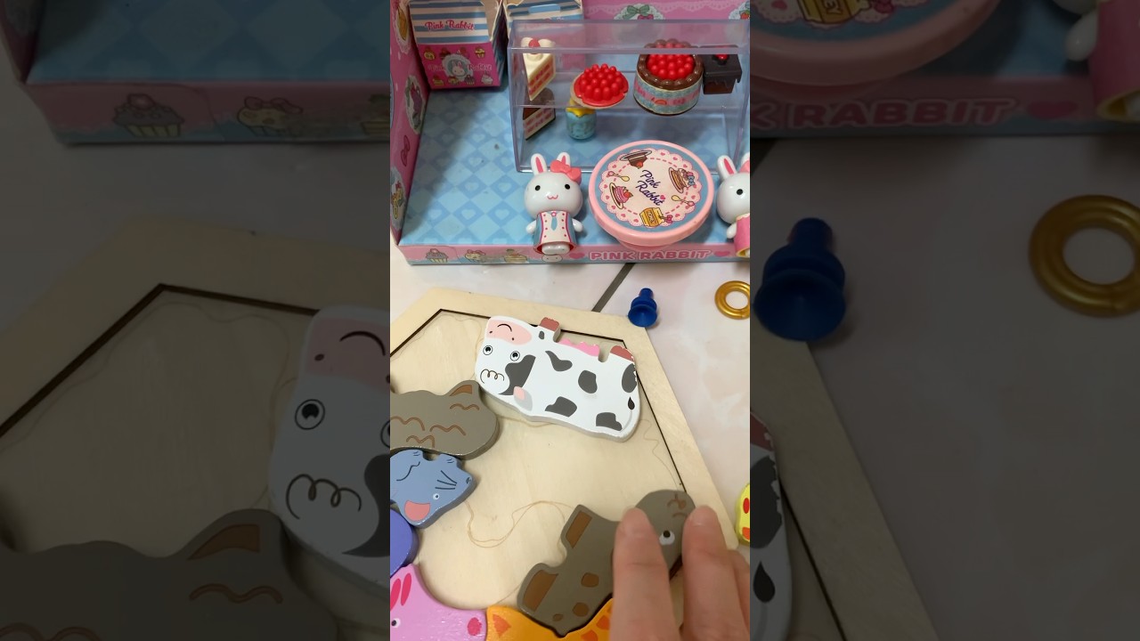 玩具動物拼圖與甜點專櫃
