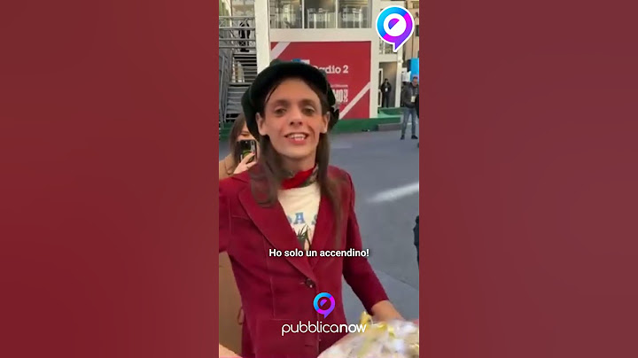 Un gruppo di fan si avvicina a Lucio Corsi