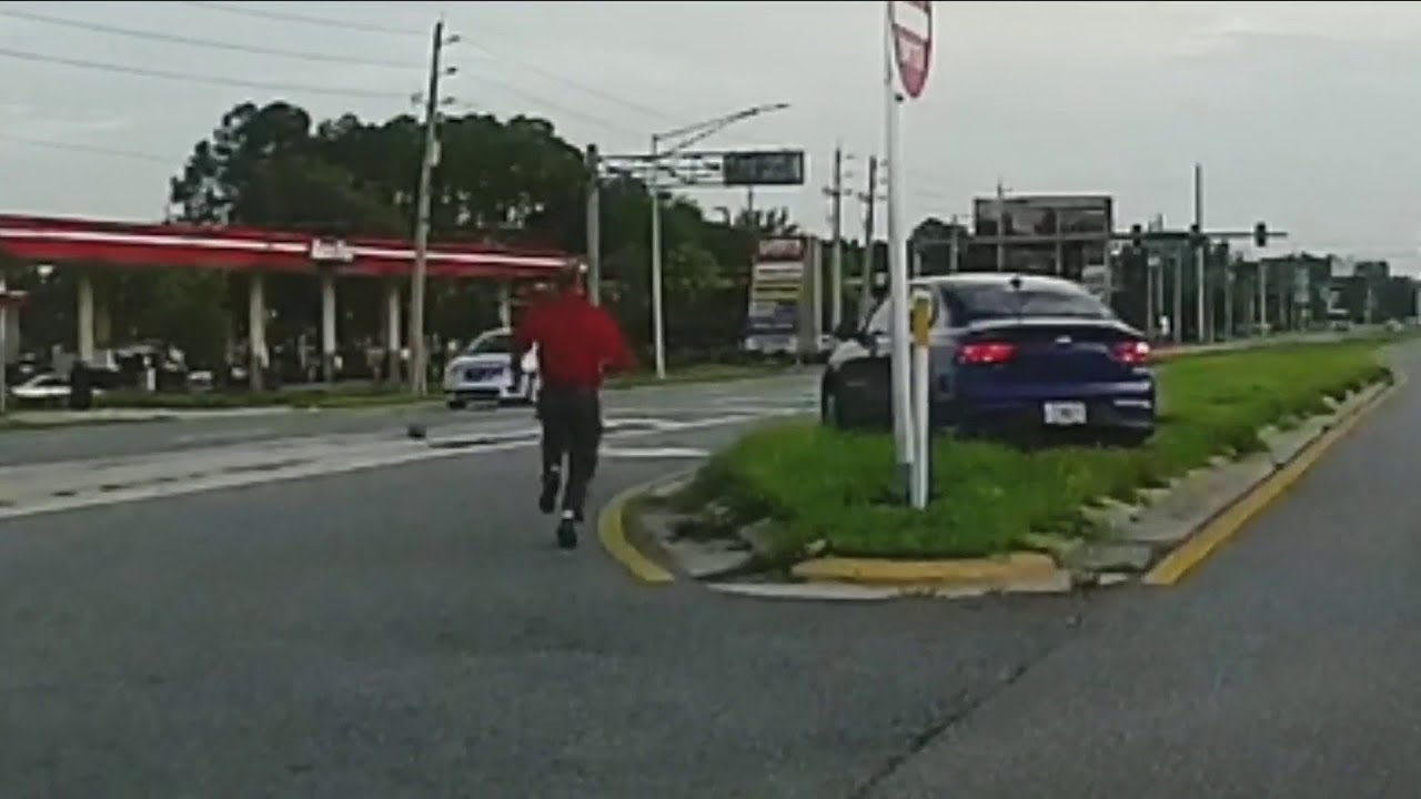 Good Samaritan stops runaway car - YouTube