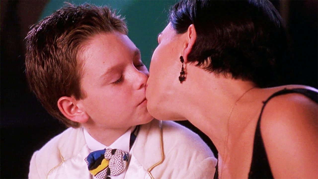 طفل فقير عنده 11 سنة بيسرق مليون دولار من البنك عشان يعجب حبيبته!!