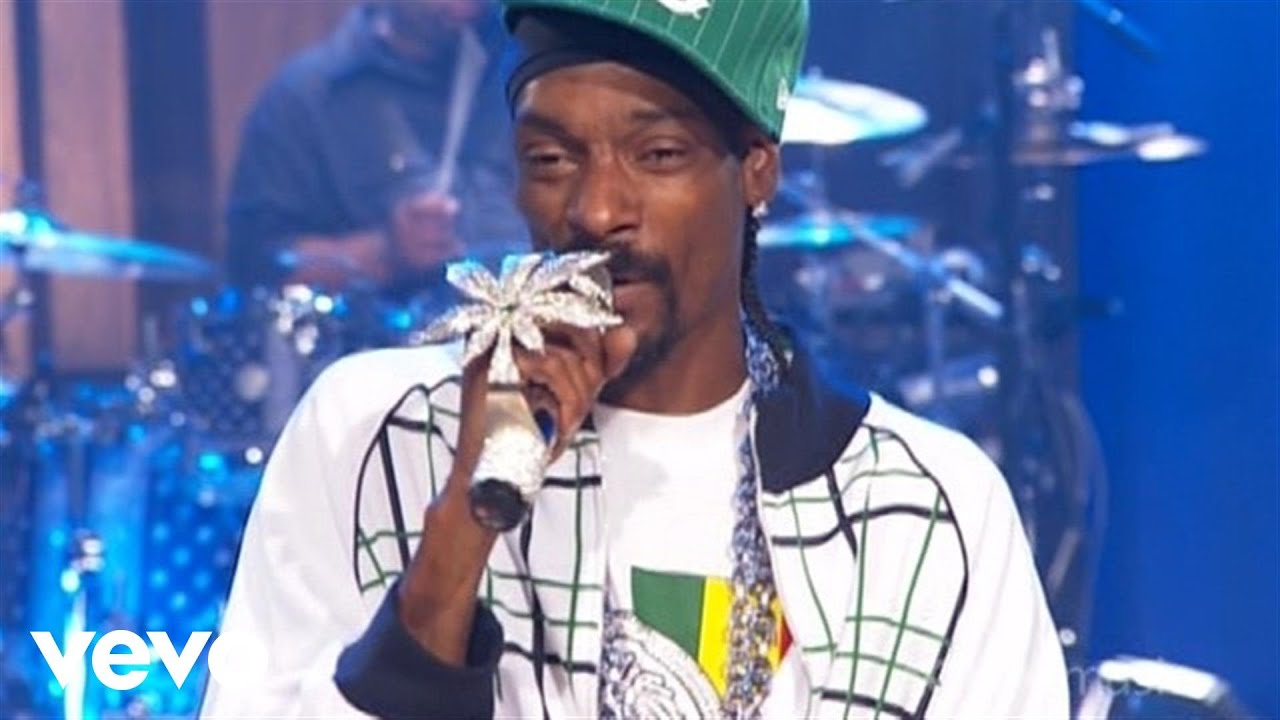 Snoop dogg drop it like. Снуп дог лайк. Фаррелл Уильямс и снуп дог. Дроп ИТ лайк ИТС хот обложка снуп дог. Snoop Dogg feat. Pharrell Williams - Drop it like it's.