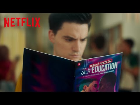 Felipe Neto invadiu Moordale pra distribuir umas HQs de Sex Education | Netflix Brasil