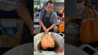 How One of Bangkok’s Crispy Pork Masters Deep-fries Perfect Crackling 🔥