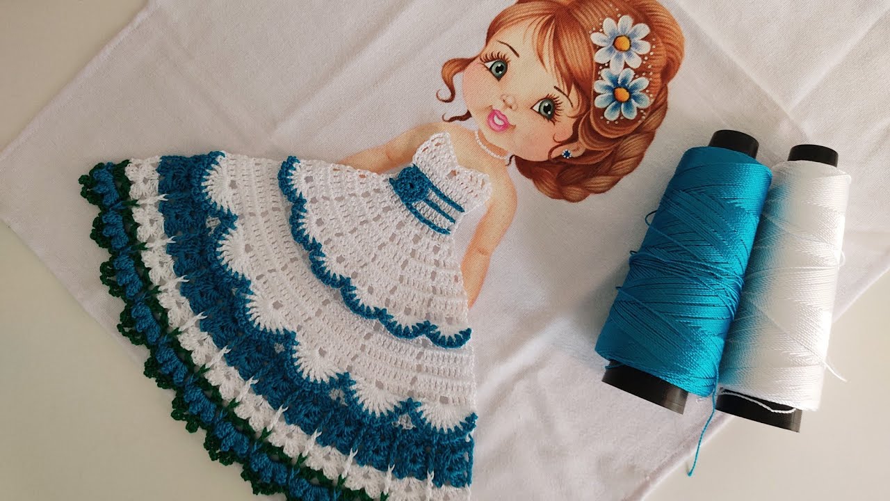 vestido de crochê para boneca pintada em pano de prato 