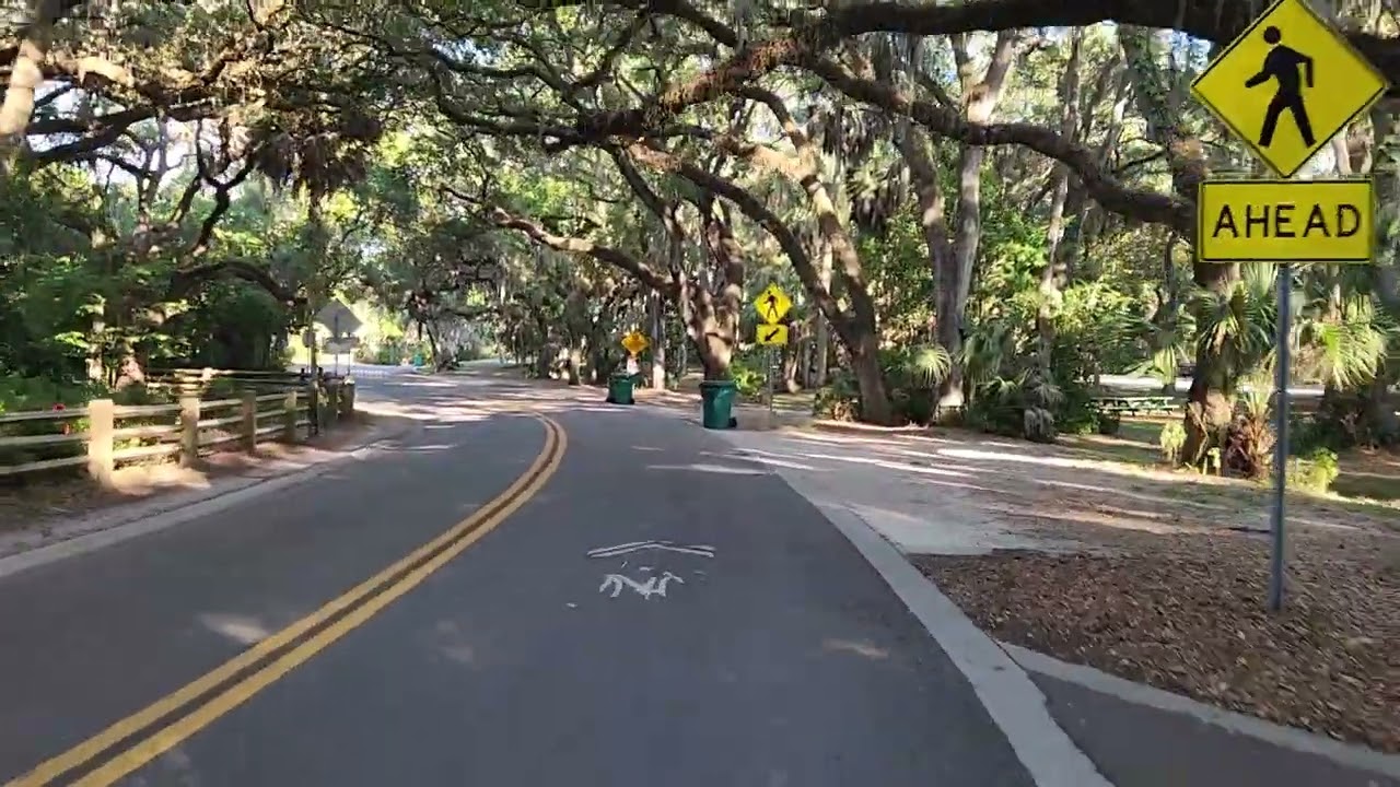 PHILIPPE PARK - DRIVE ACROSS ENTIRE PARK. PINELLAS COUNTY PARK, SAFETY HARBOR, FLORIDA, USA