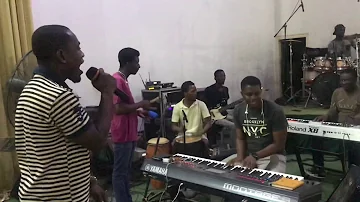 Waka nea maye nyinaa (Local praise)