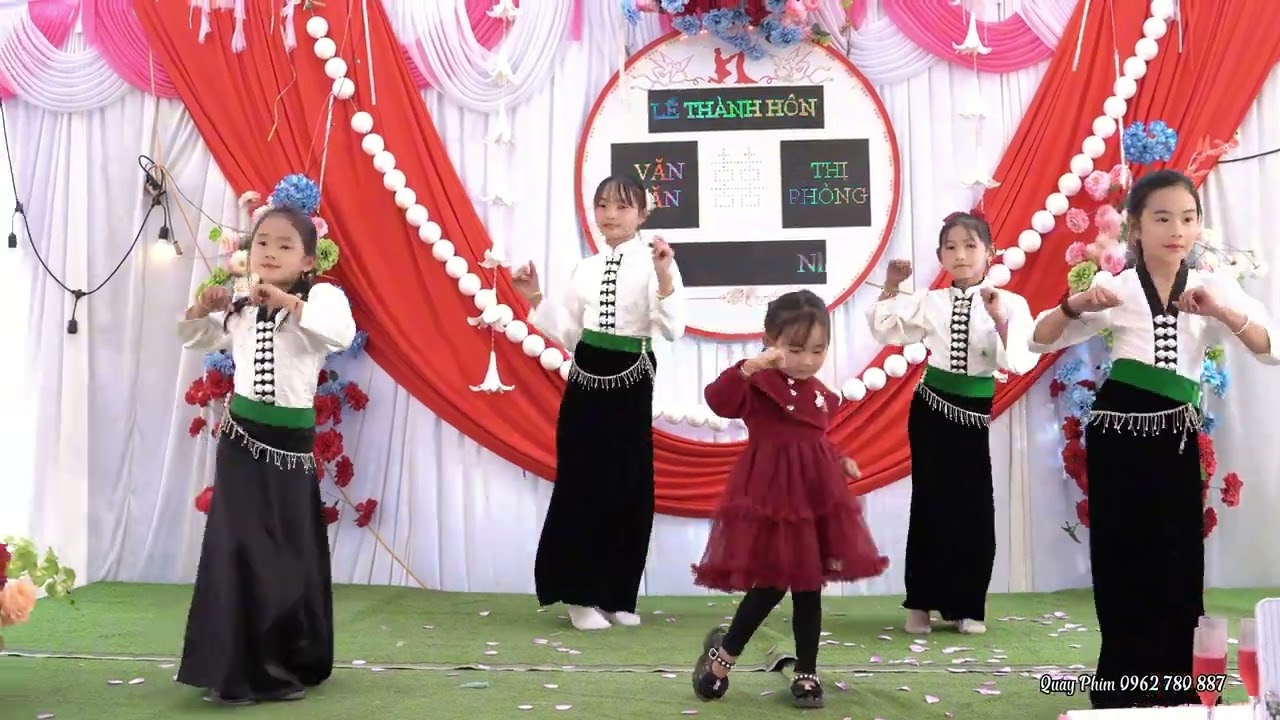 Vũ Điệu Tiếng Khèn Mùa Ban Nở _ đội múa gia đình mừng lễ thành hôn văn văn _Thị phòng bản hốn