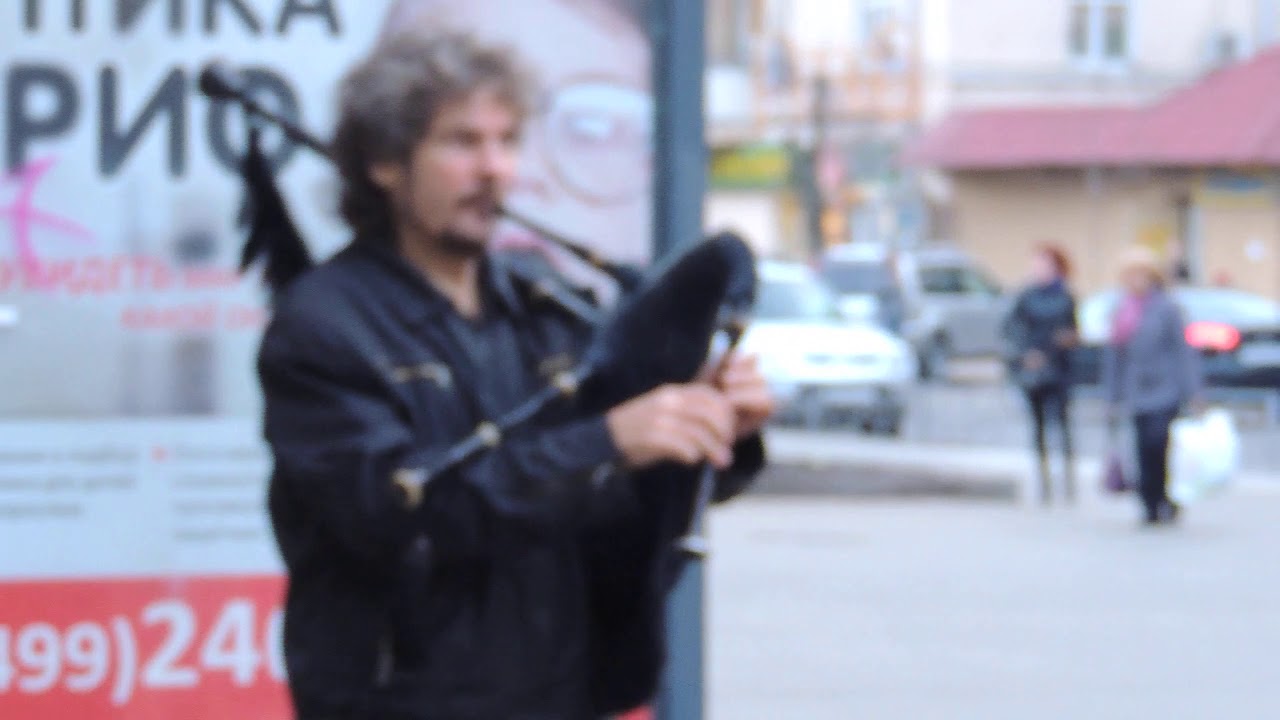 Уличный музыкант.Игра на волынке - YouTube