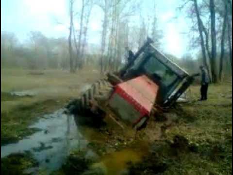 Трактор утонул. Трактор Кировец по грязи. Кировец застрял в грязи. Кировец застрял. Трактор застрял.