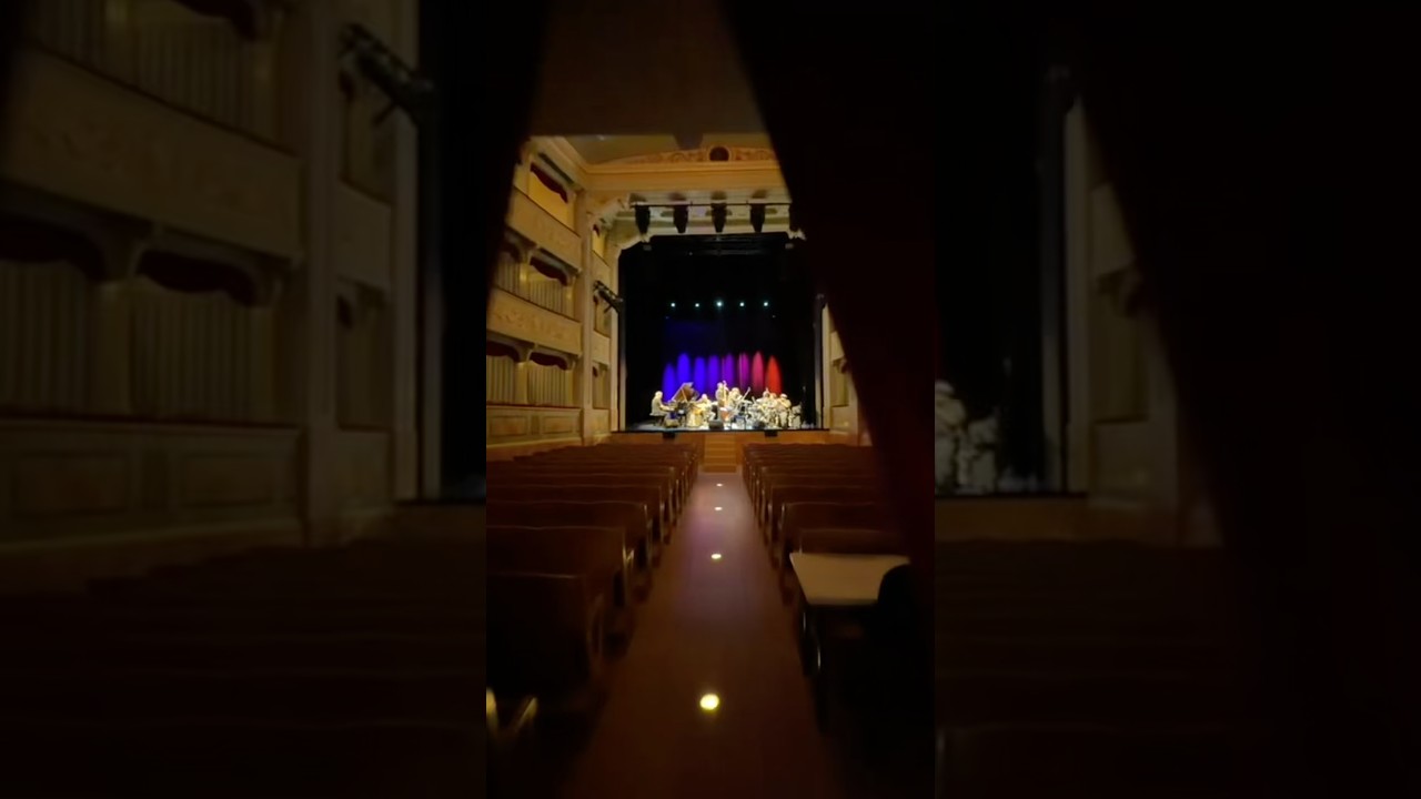 Another wonderful show at Bellinzona’s beautiful Teatro Sociale last night. Like a mini opera house, it was a jewel to perform in. Thanks to sound man Ferran for capturing it and us during sound check….



#judithowen #judithowenlive #bellinzona #jazzshorts #jazzmusic #jazzmusicians #soundcheck