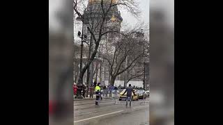 Провокатор ударил в лицо полицейского 23.01.21г на митинге в поддержку Навального в Санкт-Питербурге