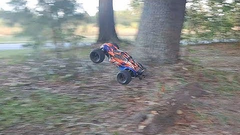 Testing out a TRAXXAS RUSTLER VXL BRUSHLESS 4×4 for my first time.