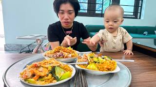 Mom and Quynh couldn't help but crave the seafood stir-fried noodles Dad was cooking screenshot 4