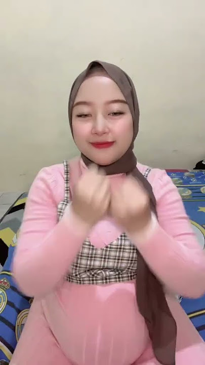 Bumil Hijab Ceria: Joget Santai di Kasur dengan Perut Bulat!