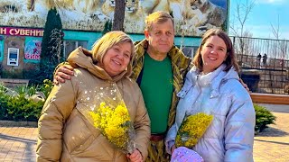 Олег Зубков дарит цветы всем женщинам в парке Тайган!