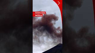 Etna, continua l'emissione di cenere: la nube assume una colorazione rossastra