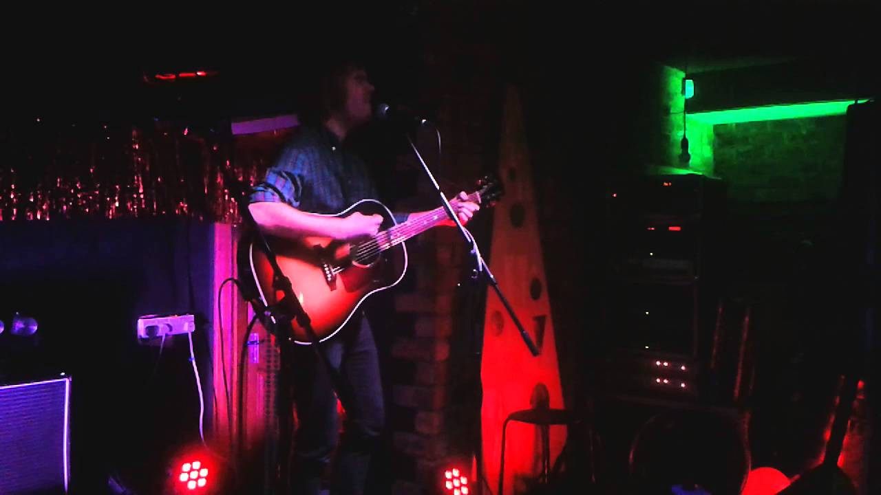 Mark MacLean : Revolution Comes. Phone Cam video from The Hug and Pint, Glasgow 17/12/15