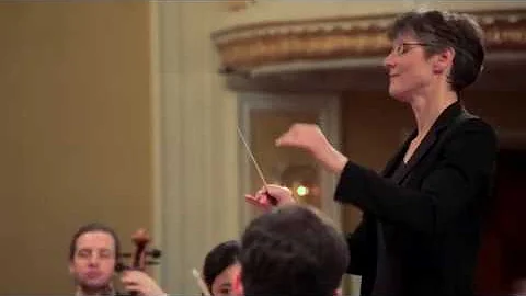 Elisabeth Fuchs conducts 7. Beethoven, 1st movemen...
