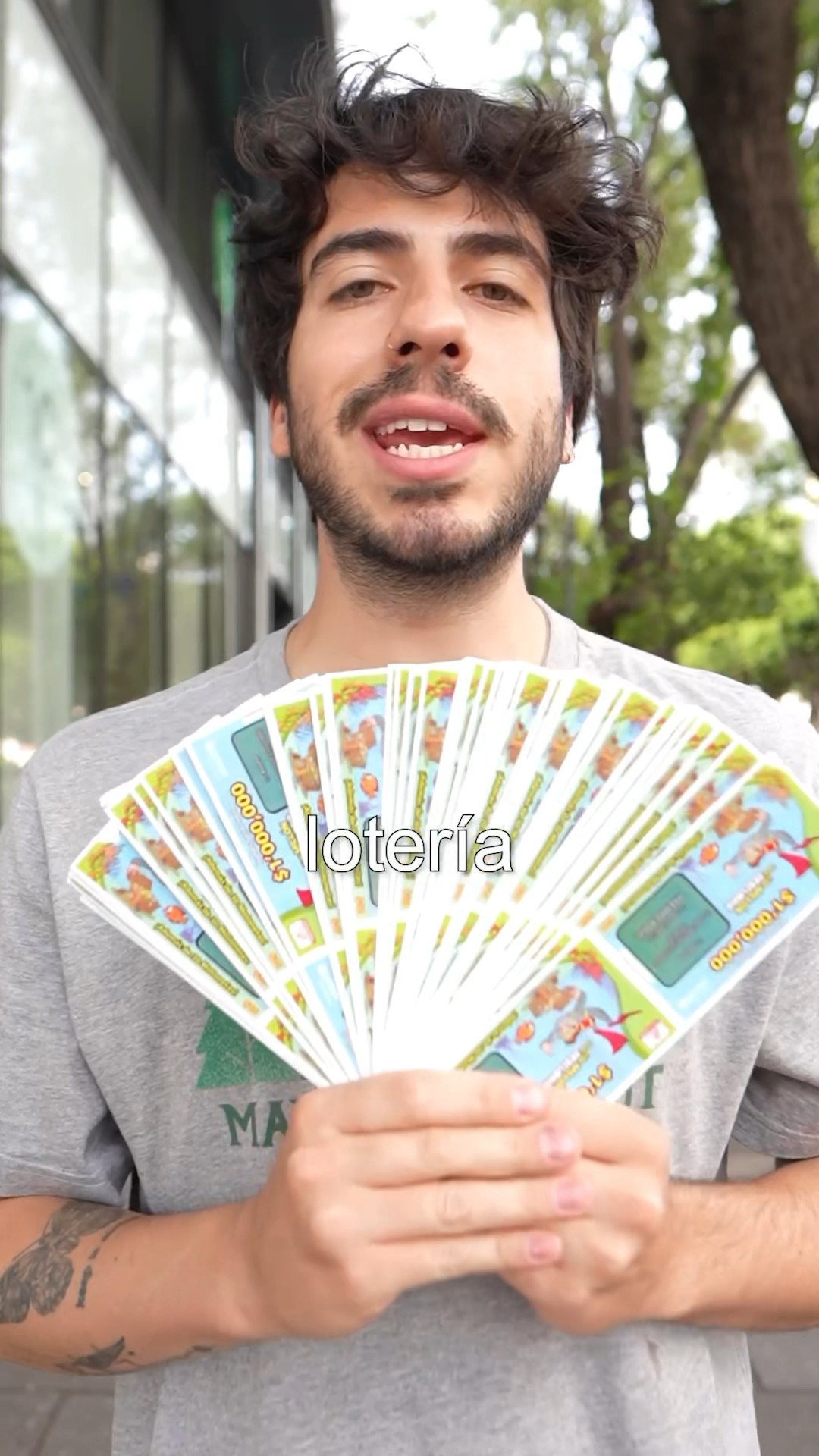 le di 100 boletos de lotería a 100 extraños.